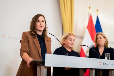 Am 22. Oktober 2026 nahmen Bundesministerin Claudia Plakolm (l.), Bundesministerin Korinna Schumann (m.) und Bundesministerin Beate Meinl-Reisinger (r.) an einer Pressekonferenz zur Sozialhilfe teil.