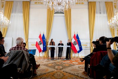 Am 22. Oktober 2026 nahmen Bundesministerin Claudia Plakolm (l.), Bundesministerin Korinna Schumann (m.) und Bundesministerin Beate Meinl-Reisinger (r.) an einer Pressekonferenz zur Sozialhilfe teil.