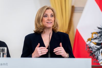 Am 22. Oktober 2026 nahmen Bundesministerin Claudia Plakolm, Bundesministerin Korinna Schumann und Bundesministerin Beate Meinl-Reisinger (im Bild) an einer Pressekonferenz zur Sozialhilfe teil.