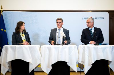 Am 23. Oktober 2026 nahm Bundesministerin Claudia (l.) gemeinsam mit Landesrat Martin Antauer (r.) und Landeshauptmann Daniel Fellner (m.) an der Pressekonferenz zum Thema &bdquo;Landesintegrationsreferentenkonferenz&ldquo; teil.