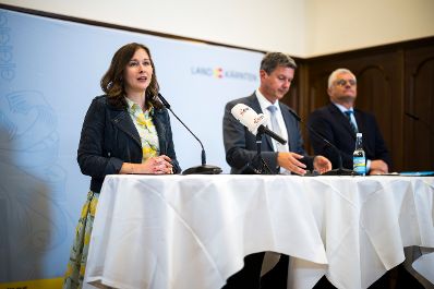 Am 23. Oktober 2026 nahm Bundesministerin Claudia (l.) gemeinsam mit Landesrat Martin Antauer (r.) und Landeshauptmann Daniel Fellner (m.) an der Pressekonferenz zum Thema &bdquo;Landesintegrationsreferentenkonferenz&ldquo; teil.