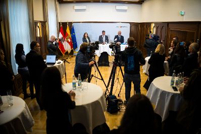 Am 23. Oktober 2026 nahm Bundesministerin Claudia gemeinsam mit Landesrat Martin Antauer und Landeshauptmann Daniel Fellner an der Pressekonferenz zum Thema &bdquo;Landesintegrationsreferentenkonferenz&ldquo; teil.