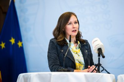Am 23. Oktober 2026 nahm Bundesministerin Claudia (im Bild) gemeinsam mit Landesrat Martin Antauer und Landeshauptmann Daniel Fellner an der Pressekonferenz zum Thema &bdquo;Landesintegrationsreferentenkonferenz&ldquo; teil.