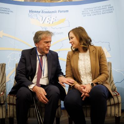 Am 9. Juni 2025 nahm Bundesministerin Claudia Plakolm (r.) am 23. Vienna Economic Forum teil.
