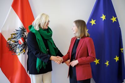 Am 10. April 2025 empfing Bundesministerin Claudia Plakolm (r.) die Bundesminister a.D. Ursula Plassnik (l.) zu einem Arbeitsgespr&auml;ch.