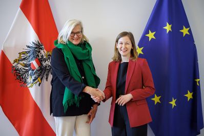 Am 10. April 2025 empfing Bundesministerin Claudia Plakolm (r.) die Bundesminister a.D. Ursula Plassnik (l.) zu einem Arbeitsgespr&auml;ch.