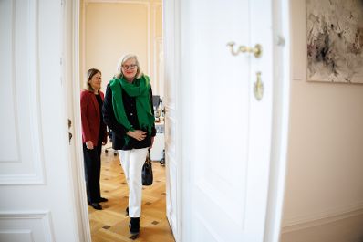 Am 10. April 2025 empfing Bundesministerin Claudia Plakolm (l.) die Bundesminister a.D. Ursula Plassnik (r.) zu einem Arbeitsgespr&auml;ch.