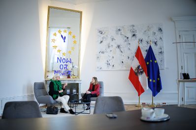 Am 10. April 2025 empfing Bundesministerin Claudia Plakolm (r.) die Bundesminister a.D. Ursula Plassni (l.) zu einem Arbeitsgespr&auml;ch.