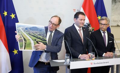 Am 8. Mai 2024 nahmen (v.l.n.r.) Bundesminister Johannes Rauch, Bundesminister Norbert Totschnig und Bundesminister Magnus Brunner am Doorstep vor dem Ministerrat teil.
