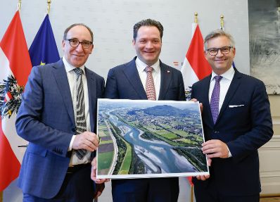 Am 8. Mai 2024 nahmen (v.l.n.r.) Bundesminister Johannes Rauch, Bundesminister Norbert Totschnig und Bundesminister Magnus Brunner am Doorstep vor dem Ministerrat teil.