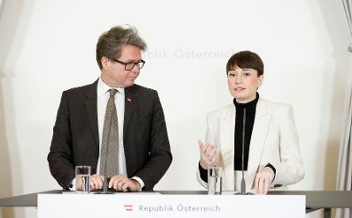 Am 10. J&auml;nner 2024 nahmen Bundesminister Martin Polaschek (l.) und Klubobfrau Sigrid Maurer (r.) am Pressefoyer nach dem Ministerrat teil.