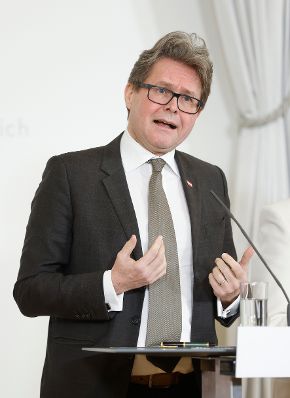 Am 10. J&auml;nner 2024 nahmen Bundesminister Martin Polaschek (im Bild) und Klubobfrau Sigrid Maurer am Pressefoyer nach dem Ministerrat teil.