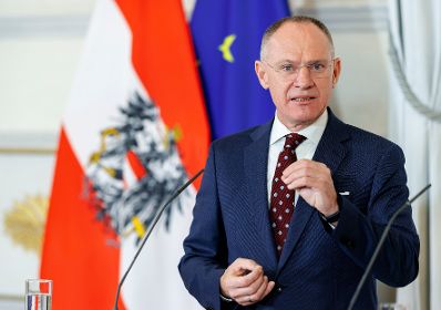 Am 17. J&auml;nner 2024 nahmen Bundesministerin Leonore Gewessler und Bundesminister Gerhard Karner (im Bild) am Pressefoyer nach dem Ministerrat teil.