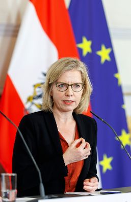 Am 17. J&auml;nner 2024 nahmen Bundesministerin Leonore Gewessler (im Bild) und Bundesminister Gerhard Karner am Pressefoyer nach dem Ministerrat teil.