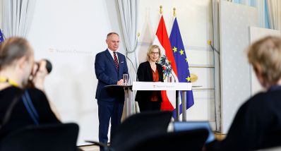 Am 17. J&auml;nner 2024 nahmen Bundesministerin Leonore Gewessler (r.) und Bundesminister Gerhard Karner (l.) am Pressefoyer nach dem Ministerrat teil.