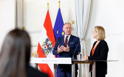 Am 17. J&auml;nner 2024 nahmen Bundesministerin Leonore Gewessler (r.) und Bundesminister Gerhard Karner (l.) am Pressefoyer nach dem Ministerrat teil.