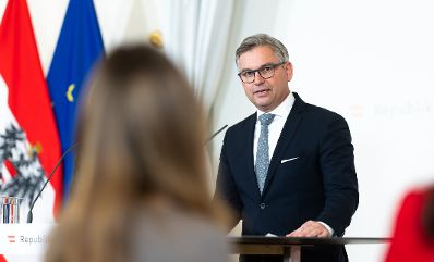 Am 24. J&auml;nner 2024 nahmen Bundesministerin Leonore Gewessler und Bundesminister Magnus Brunner (im Bild) am Pressefoyer nach dem Ministerrat teil.