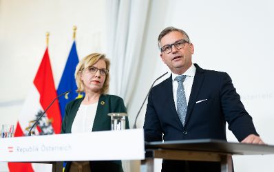 Am 24. J&auml;nner 2024 nahmen Bundesministerin Leonore Gewessler (l.) und Bundesminister Magnus Brunner (r.) am Pressefoyer nach dem Ministerrat teil.