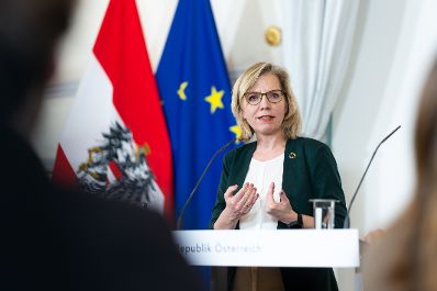 Am 24. J&auml;nner 2024 nahmen Bundesministerin Leonore Gewessler (im Bild) und Bundesminister Magnus Brunner am Pressefoyer nach dem Ministerrat teil.