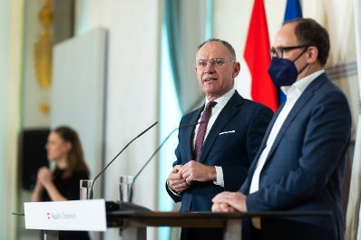 Am 14. Februar 2024 nahmen Bundesminister Johannes Rauch (r.) und Bundesminister Gerhard Karner (l.) am Pressefoyer nach dem Ministerrat teil.