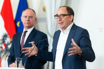 Am 14. Februar 2024 nahmen Bundesminister Johannes Rauch (r.) und Bundesminister Gerhard Karner (l.) am Pressefoyer nach dem Ministerrat teil.