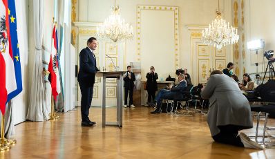 Am 14. Februar 2024 nahm Bundesminister Norbert Totschnig (l.) am Doorstep vor dem Ministerrat teil.