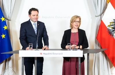 Am 21. Februar 2024 nahmen Bundesministerin Leonore Gewessler (r.) und Bundesminister Norbert Totschnig (l.) am Pressefoyer nach dem Ministerrat teil.