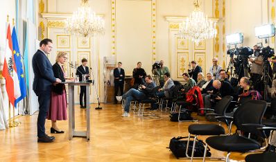 Am 21. Februar 2024 nahmen Bundesministerin Leonore Gewessler (2.v.l.) und Bundesminister Norbert Totschnig (l.) am Pressefoyer nach dem Ministerrat teil.