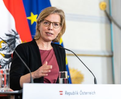 Am 21. Februar 2024 nahmen Bundesministerin Leonore Gewessler (im Bild) und Bundesminister Norbert Totschnig am Pressefoyer nach dem Ministerrat teil.