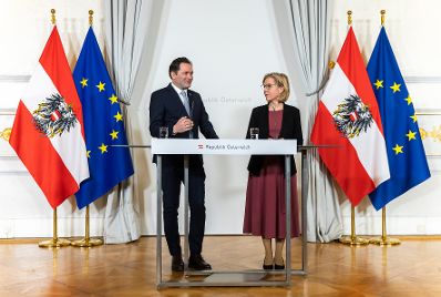 Am 21. Februar 2024 nahmen Bundesministerin Leonore Gewessler (r.) und Bundesminister Norbert Totschnig (l.) am Pressefoyer nach dem Ministerrat teil.