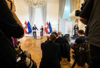Am 21. Februar 2024 nahmen Bundesministerin Leonore Gewessler (m.r.) und Bundesminister Norbert Totschnig (m.l.) am Pressefoyer nach dem Ministerrat teil.
