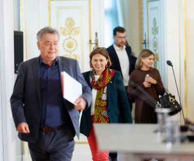 Am 10. April 2024 nahmen Vizekanzler Werner Kogler (l.) und Staatssekret&auml;rin Susanne Kraus-Winkler (m.) am Doorstep vor dem Ministerrat teil.
