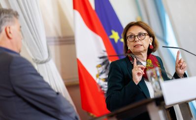 Am 10. April 2024 nahmen Vizekanzler Werner Kogler (l.) und Staatssekret&auml;rin Susanne Kraus-Winkler (r.) am Doorstep vor dem Ministerrat teil.
