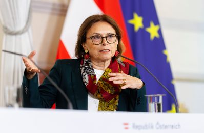 Am 10. April 2024 nahmen Vizekanzler Werner Kogler und Staatssekret&auml;rin Susanne Kraus-Winkler (im Bild) am Doorstep vor dem Ministerrat teil.