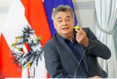 Am 10. April 2024 nahmen Vizekanzler Werner Kogler (im Bild) und Staatssekret&auml;rin Susanne Kraus-Winkler am Doorstep vor dem Ministerrat teil.