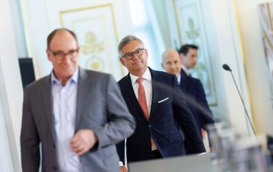 Am 10. April 2024 nahmen Bundesminister Magnus Brunner (m.), Bundesminister Martin Kocher (m.r.) und Bundesminister Johannes Rauch (l.) am Pressefoyer nach dem Ministerrat teil.