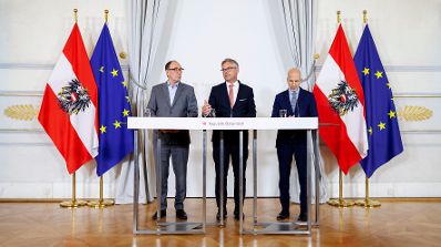 Am 10. April 2024 nahmen Bundesminister Magnus Brunner (m.), Bundesminister Martin Kocher (r.) und Bundesminister Johannes Rauch (l.) am Pressefoyer nach dem Ministerrat teil.