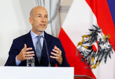 Am 10. April 2024 nahmen Bundesminister Magnus Brunner, Bundesminister Martin Kocher (im Bild) und Bundesminister Johannes Rauch am Pressefoyer nach dem Ministerrat teil.