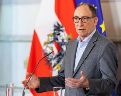 Am 10. April 2024 nahmen Bundesminister Magnus Brunner, Bundesminister Martin Kocher und Bundesminister Johannes Rauch (im Bild) am Pressefoyer nach dem Ministerrat teil.