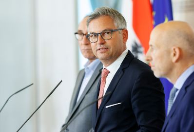 Am 10. April 2024 nahmen Bundesminister Magnus Brunner (m.), Bundesminister Martin Kocher (r.) und Bundesminister Johannes Rauch (l.) am Pressefoyer nach dem Ministerrat teil.