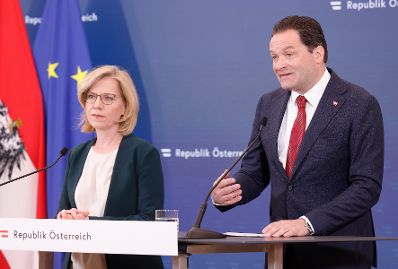 Am 15. Mai 2024 nahmen Bundesministerin Leonore Gewessler (l.) und Bundesminister Norbert Totschnig (r.) am Pressefoyer nach dem Ministerrat teil.
