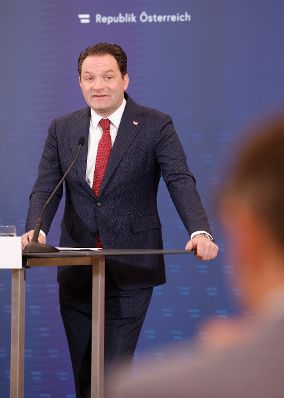 Am 15. Mai 2024 nahmen Bundesministerin Leonore Gewessler und Bundesminister Norbert Totschnig (im Bild) am Pressefoyer nach dem Ministerrat teil.