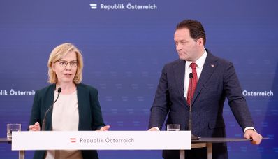 Am 15. Mai 2024 nahmen Bundesministerin Leonore Gewessler (l.) und Bundesminister Norbert Totschnig (r.) am Pressefoyer nach dem Ministerrat teil.
