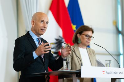 Am 29. Mai 2024 nahmen Bundesminister Martin Kocher (l.) und Staatssekret&auml;rin Susanne Kraus-Winkler (r.) am Doorstep vor dem Ministerrat teil.