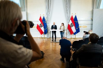 Am 29. Mai 2024 nahmen Bundesminister Martin Kocher (l.) und Staatssekret&auml;rin Susanne Kraus-Winkler (r.) am Doorstep vor dem Ministerrat teil.