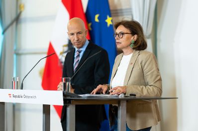 Am 29. Mai 2024 nahmen Bundesminister Martin Kocher (l.) und Staatssekret&auml;rin Susanne Kraus-Winkler (r.) am Doorstep vor dem Ministerrat teil.