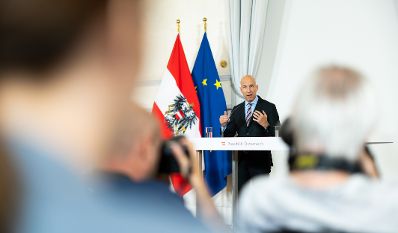 Am 29. Mai 2024 nahmen Bundesminister Martin Kocher (im Bild) und Staatssekret&auml;rin Susanne Kraus-Winkler am Doorstep vor dem Ministerrat teil.
