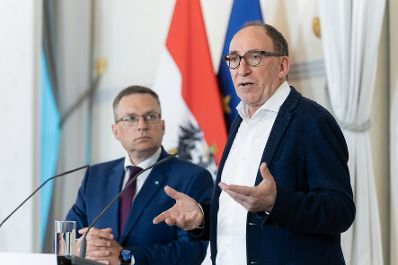 Am 29. Mai 2024 nahmen Bundesminister Johannes Rauch (r.) und Klubobmann August W&ouml;ginger (l.) am Pressefoyer nach dem Ministerrat teil.
