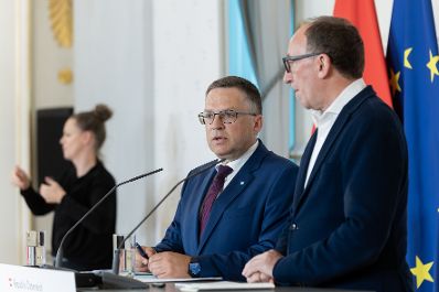 Am 29. Mai 2024 nahmen Bundesminister Johannes Rauch (r.) und Klubobmann August W&ouml;ginger (m.) am Pressefoyer nach dem Ministerrat teil.