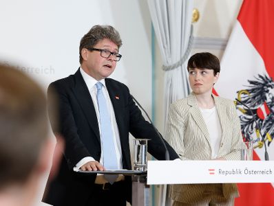 Am 26. Juni 2024 nahmen Bundesminister Martin Polaschek (l.) und Klubobfrau Sigrid Maurer (r.) am Pressefoyer nach dem Ministerrat teil.